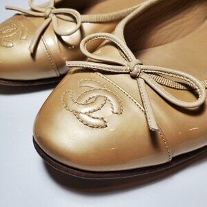 RARE Pale Gold CHANEL Patent Leather Ballet Flats CC Cap Shoe US 7.5 / FR 38.5